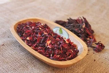 Samljeveni hibiskus i cvijet granata