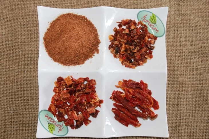 Exportfertige Verpackungen mit Tomatenpulver von Kurucum Food aus Isparta