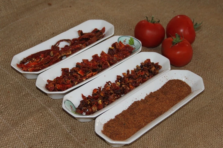Tomatenpulver, das in Großmengen an Lebensmittelhersteller und -händler geliefert wird