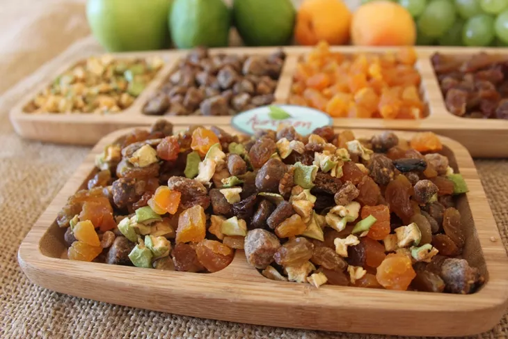 How is dried fruit mix made?