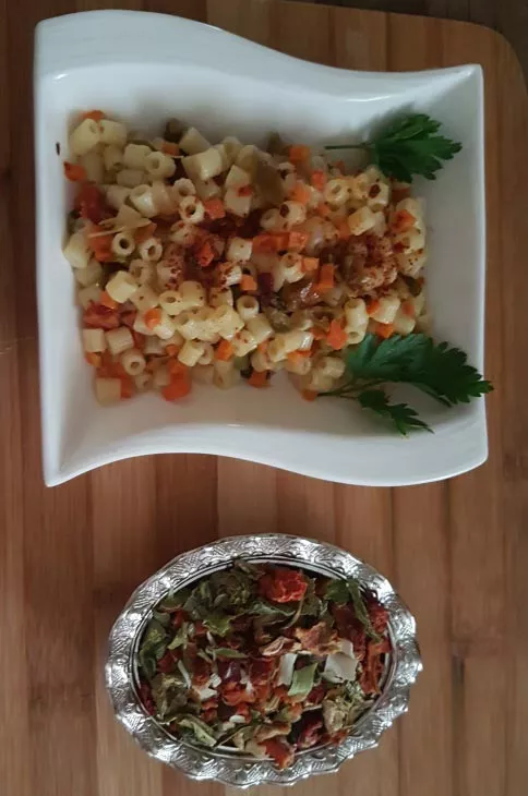 kurutulmuş sebze karışımlı makarna salatası