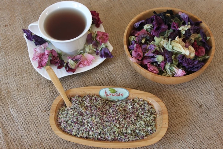 Fiore di malva essiccato fornito in grandi quantità a produttori e distributori alimentari