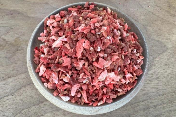 Pezzi di fragola liofilizzata in confezioni pronte all'esportazione da Kurucum Food, Isparta
