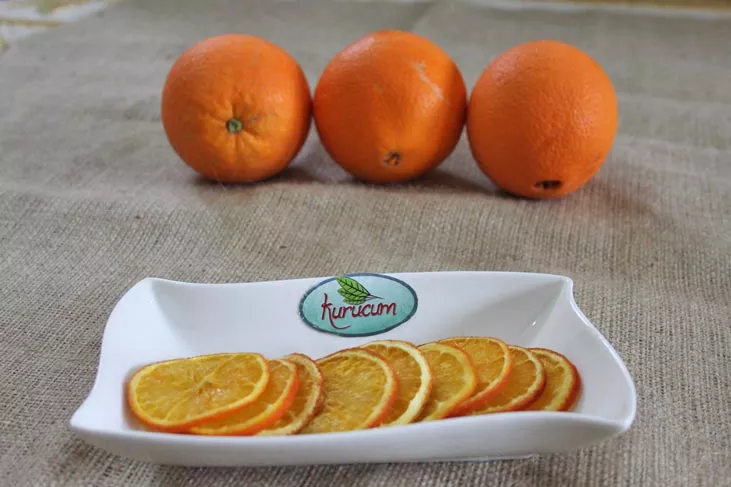 이스파르타의 쿠루쿰 푸드(Kurucum Food)에서 생산한 수출용 링 컷 오렌지 건조 제품