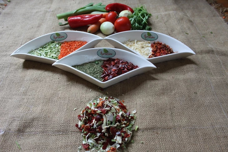 Voor export gereed gemaakte verpakkingen met gedroogde groentemix van Kurucum Food, Isparta