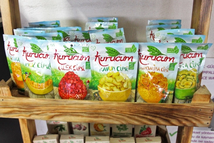 Uygun fiyatlı meyve-cipsi satışı