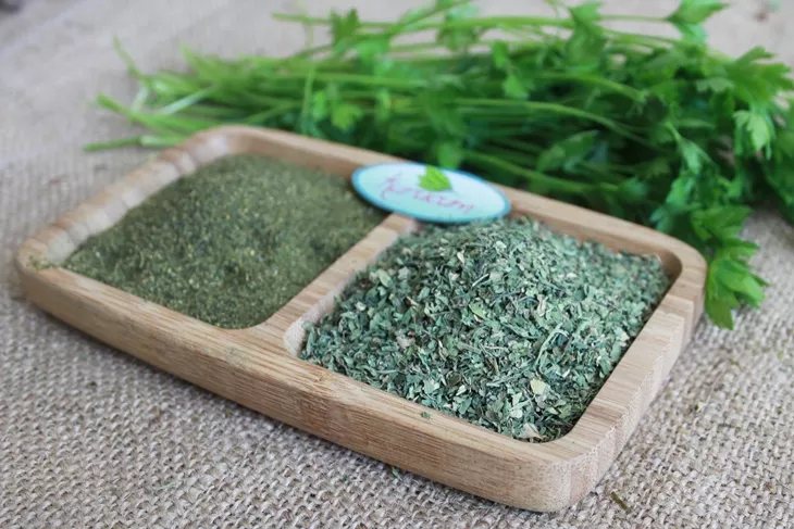 Готовые к экспорту упаковки порошка петрушки от Kurucum Food, Испарта