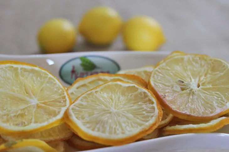 How is dried lemon made?