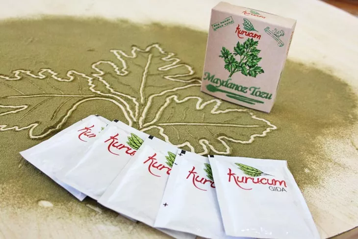 Exportklara förpackningar med persiljepulver från Kurucum Food, Isparta