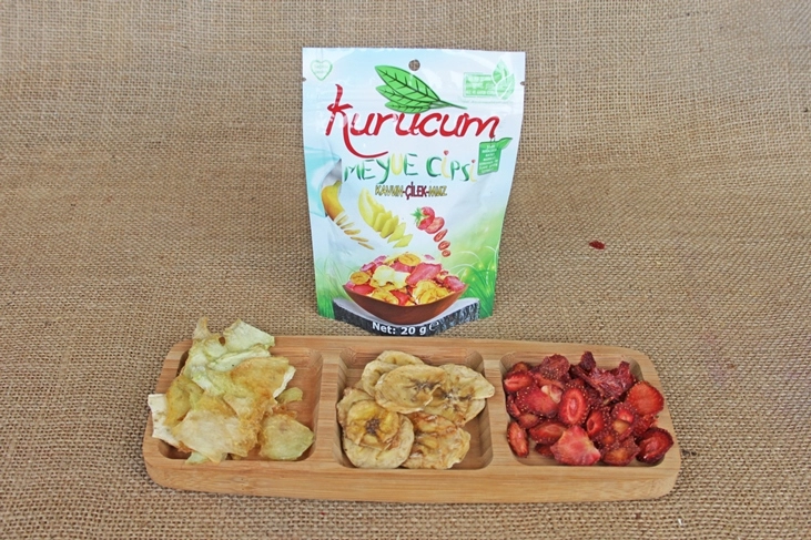 Фруктові чіпси з різних фруктів — полуниця, банан і диня — у оптовій упаковці для оптових покупців
